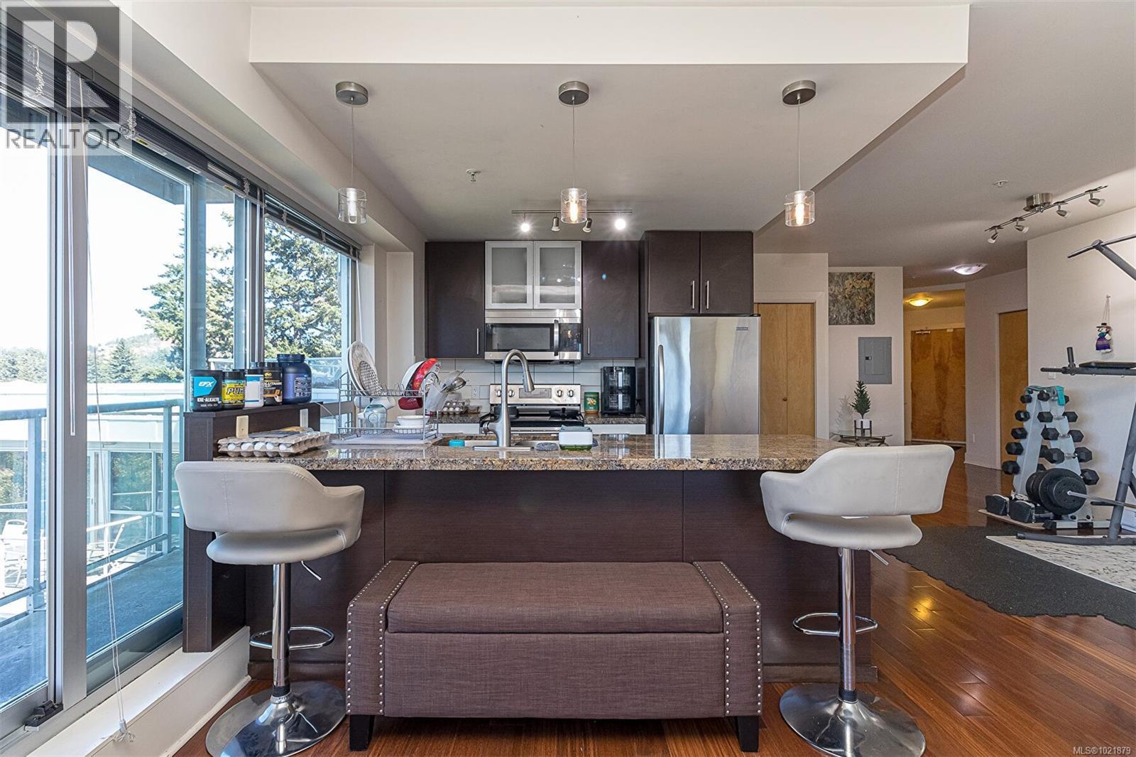 624 2745 Veterans Memorial Pkwy, Langford, BC - Indoor Photo Showing Kitchen
