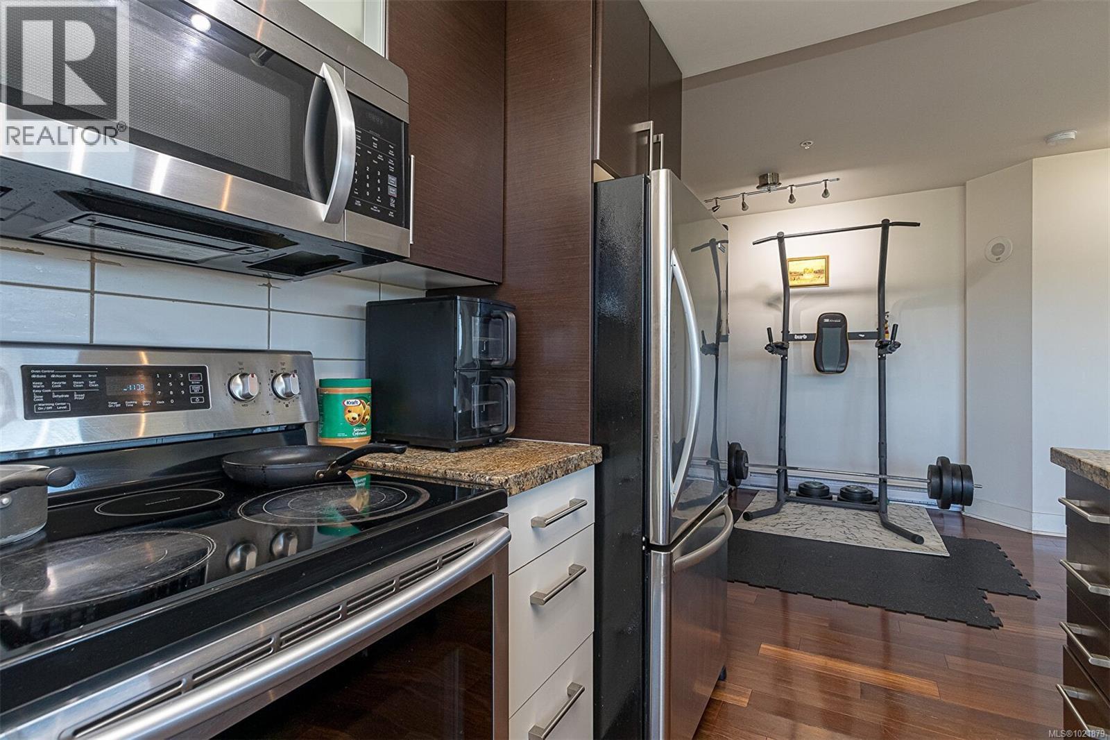 624 2745 Veterans Memorial Pkwy, Langford, BC - Indoor Photo Showing Kitchen