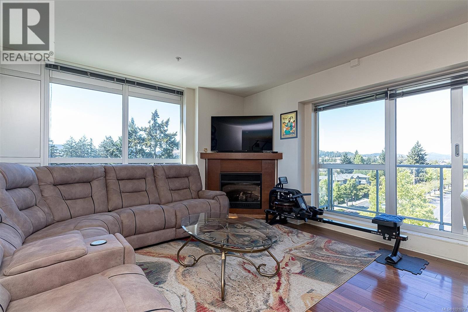 624 2745 Veterans Memorial Pkwy, Langford, BC - Indoor Photo Showing Living Room With Fireplace