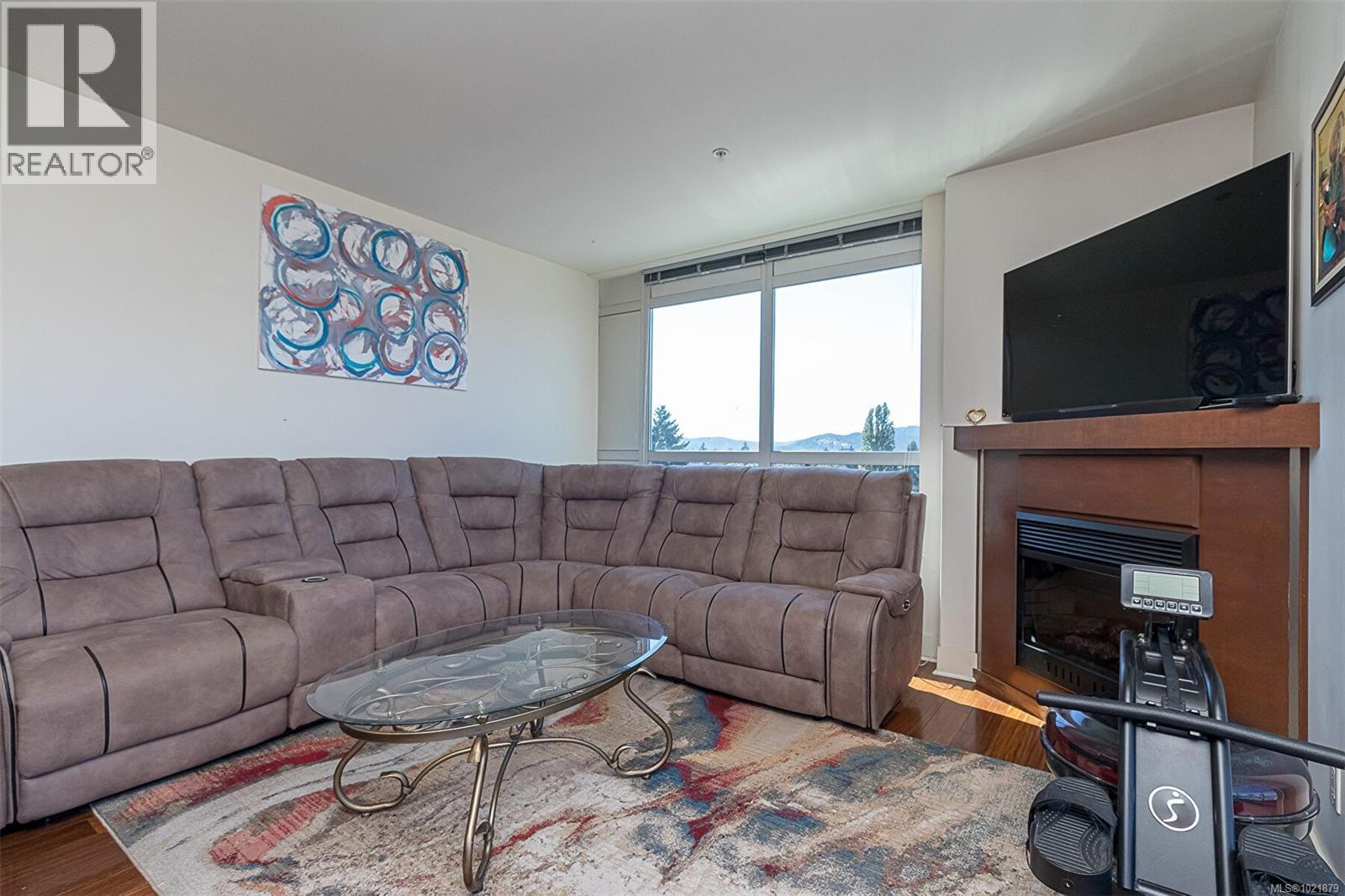 624 2745 Veterans Memorial Pkwy, Langford, BC - Indoor Photo Showing Living Room With Fireplace