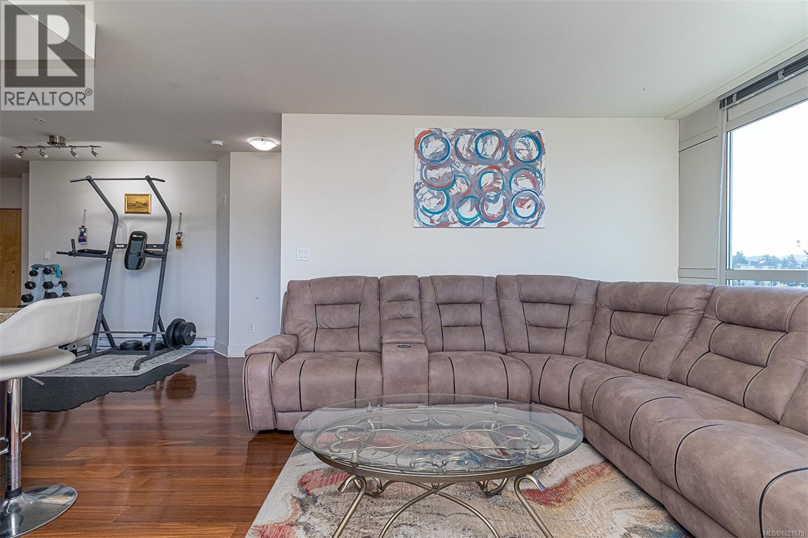 624 2745 Veterans Memorial Pkwy, Langford, BC - Indoor Photo Showing Living Room