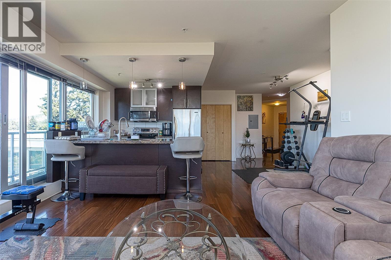 624 2745 Veterans Memorial Pkwy, Langford, BC - Indoor Photo Showing Living Room