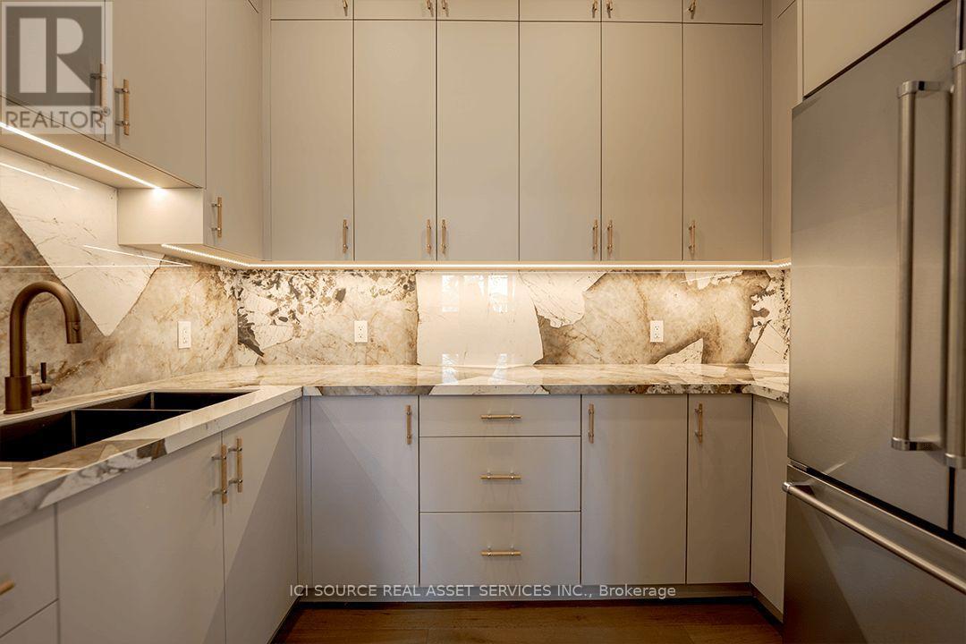 38 Ridgevale Drive, Toronto, ON - Indoor Photo Showing Kitchen With Double Sink With Upgraded Kitchen