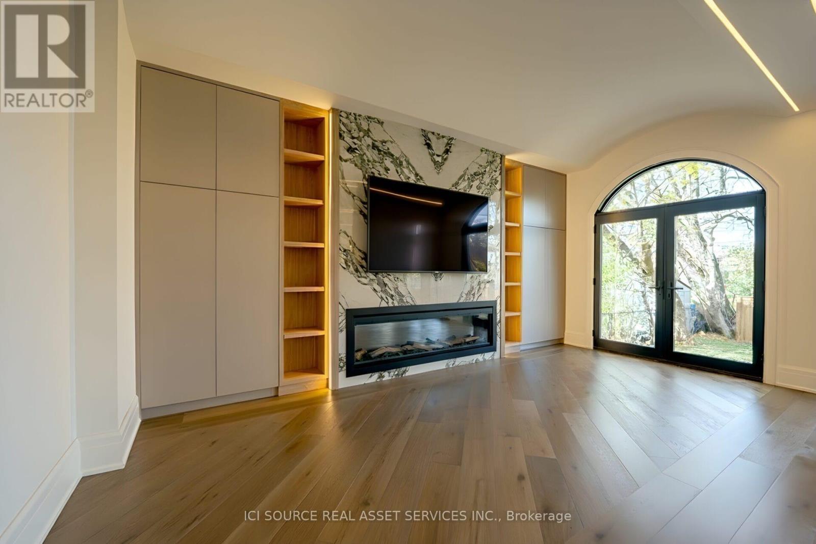 38 Ridgevale Drive, Toronto, ON - Indoor Photo Showing Living Room With Fireplace