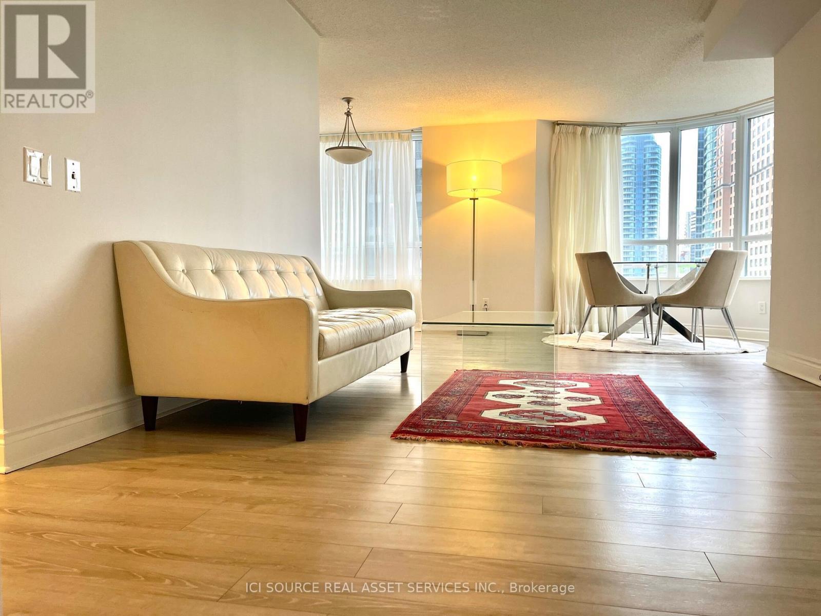 519 - 15 Northtown Way, Toronto, ON - Indoor Photo Showing Living Room