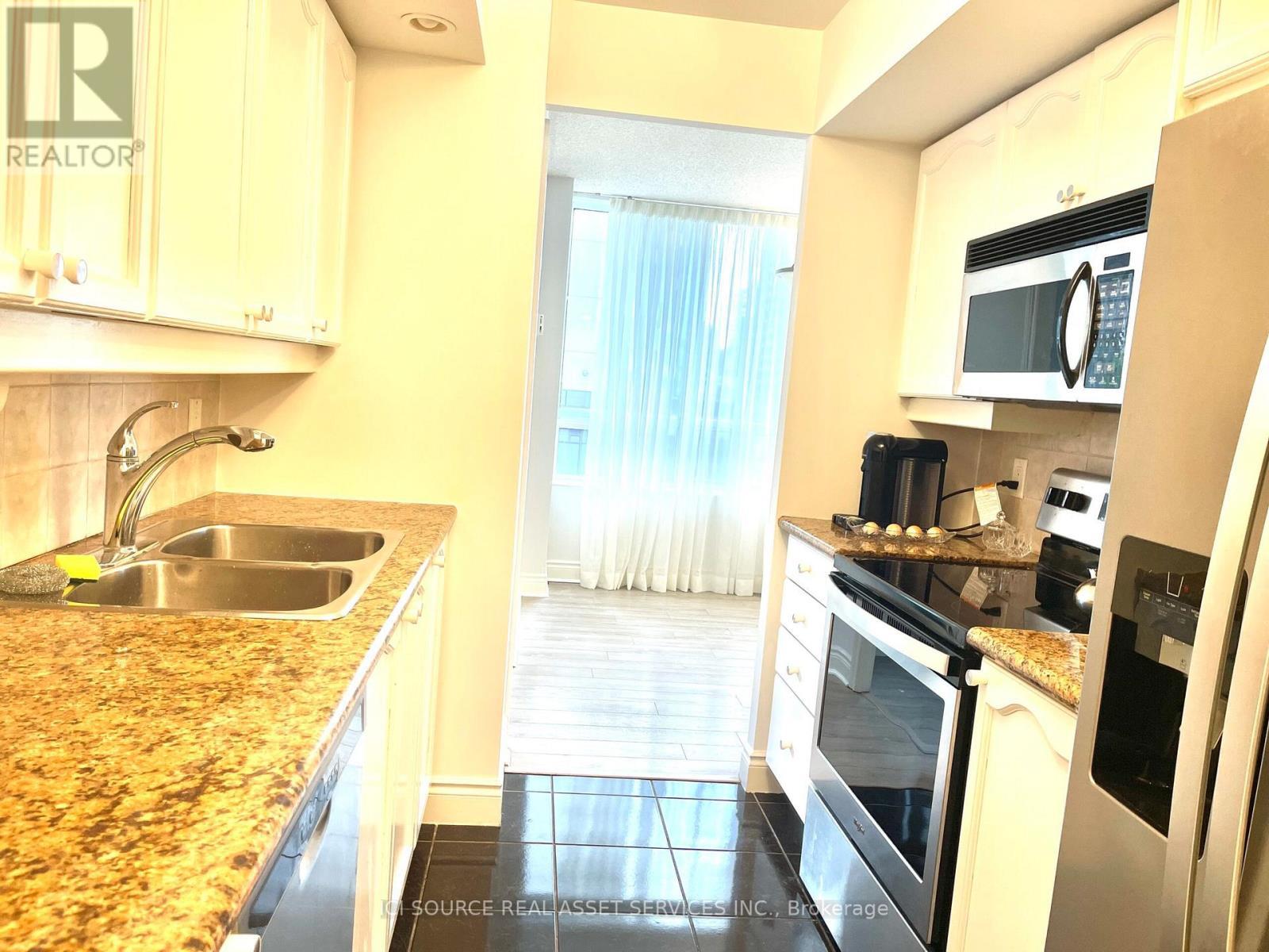 519 - 15 Northtown Way, Toronto, ON - Indoor Photo Showing Kitchen With Double Sink