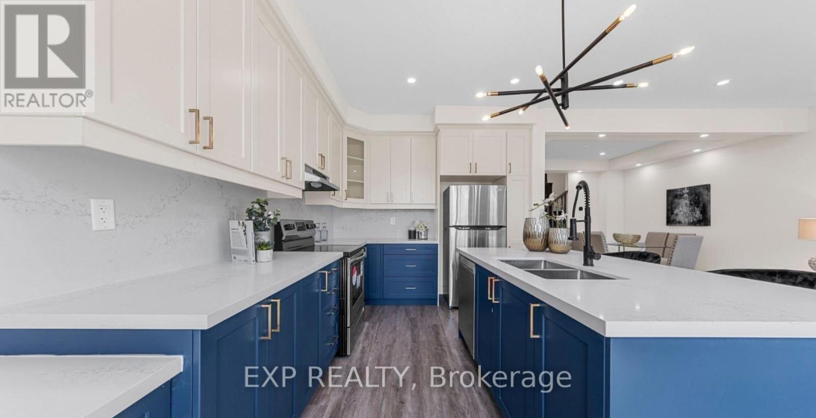 3307 Thunderbird Promenade, Pickering, ON - Indoor Photo Showing Kitchen With Double Sink With Upgraded Kitchen
