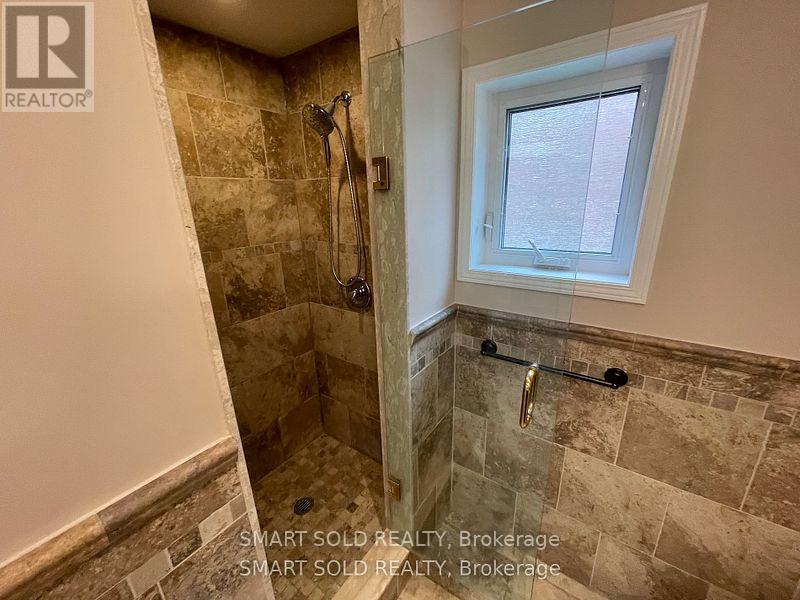 1575 Corkstone Glade, Mississauga, ON - Indoor Photo Showing Bathroom