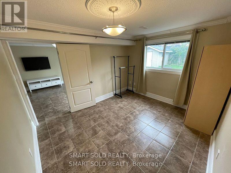 1575 Corkstone Glade, Mississauga, ON - Indoor Photo Showing Other Room