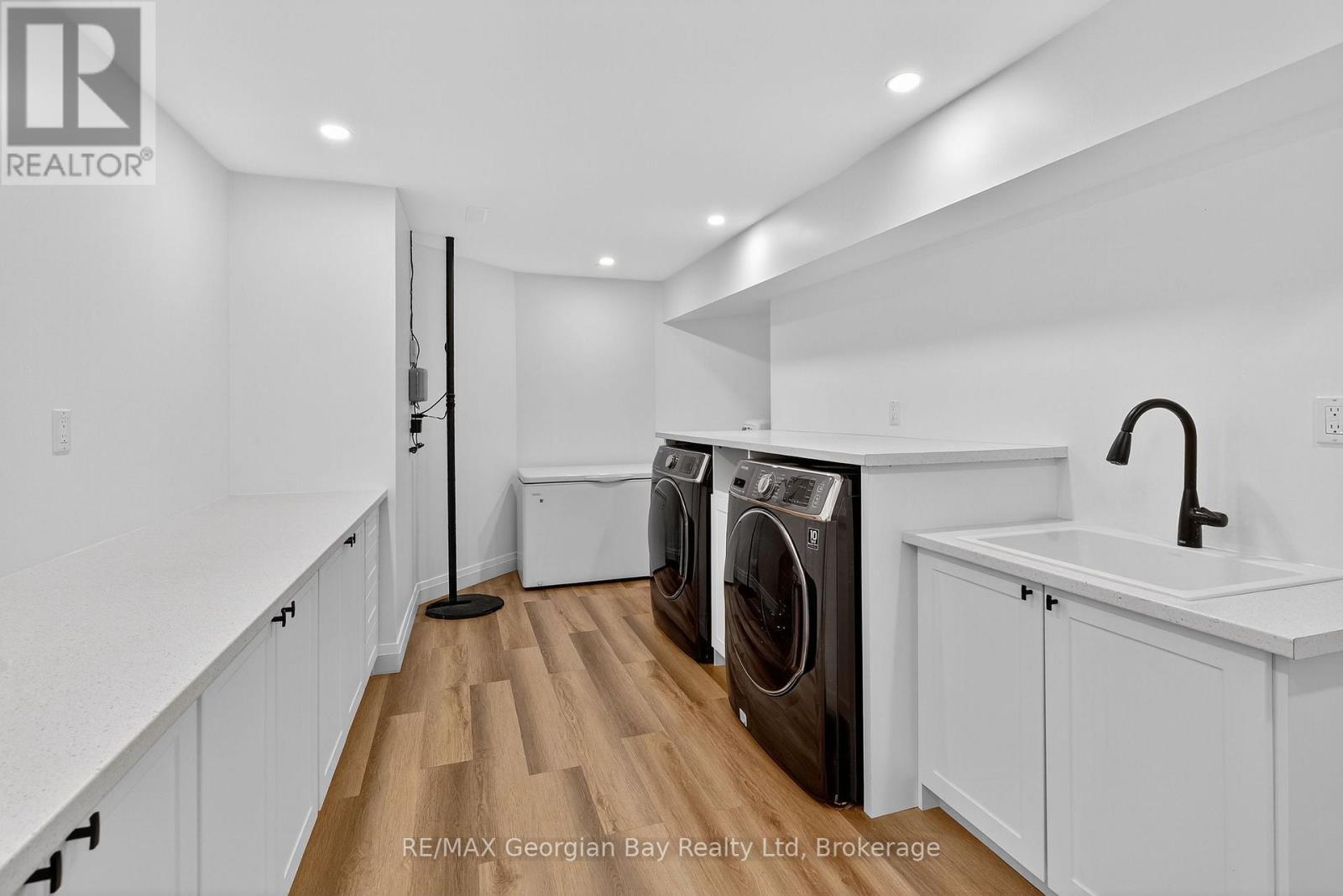 105 Duckworth Street, Barrie (Codrington), ON - Indoor Photo Showing Laundry Room