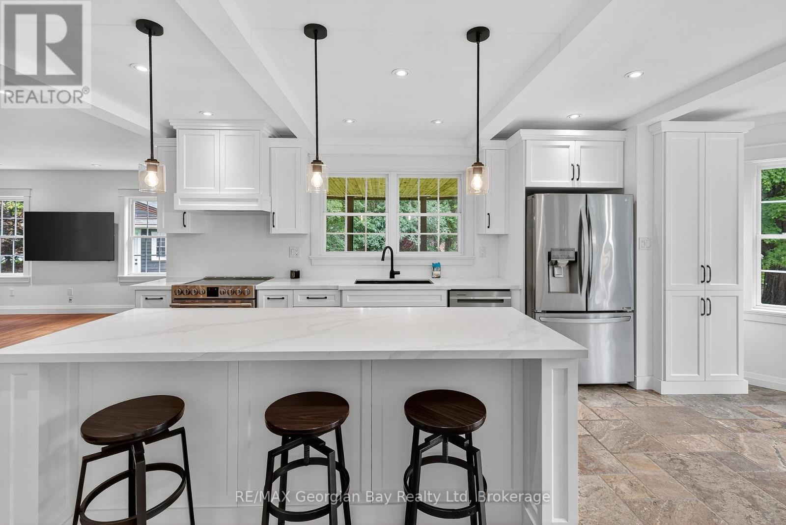 105 Duckworth Street, Barrie (Codrington), ON - Indoor Photo Showing Kitchen With Upgraded Kitchen