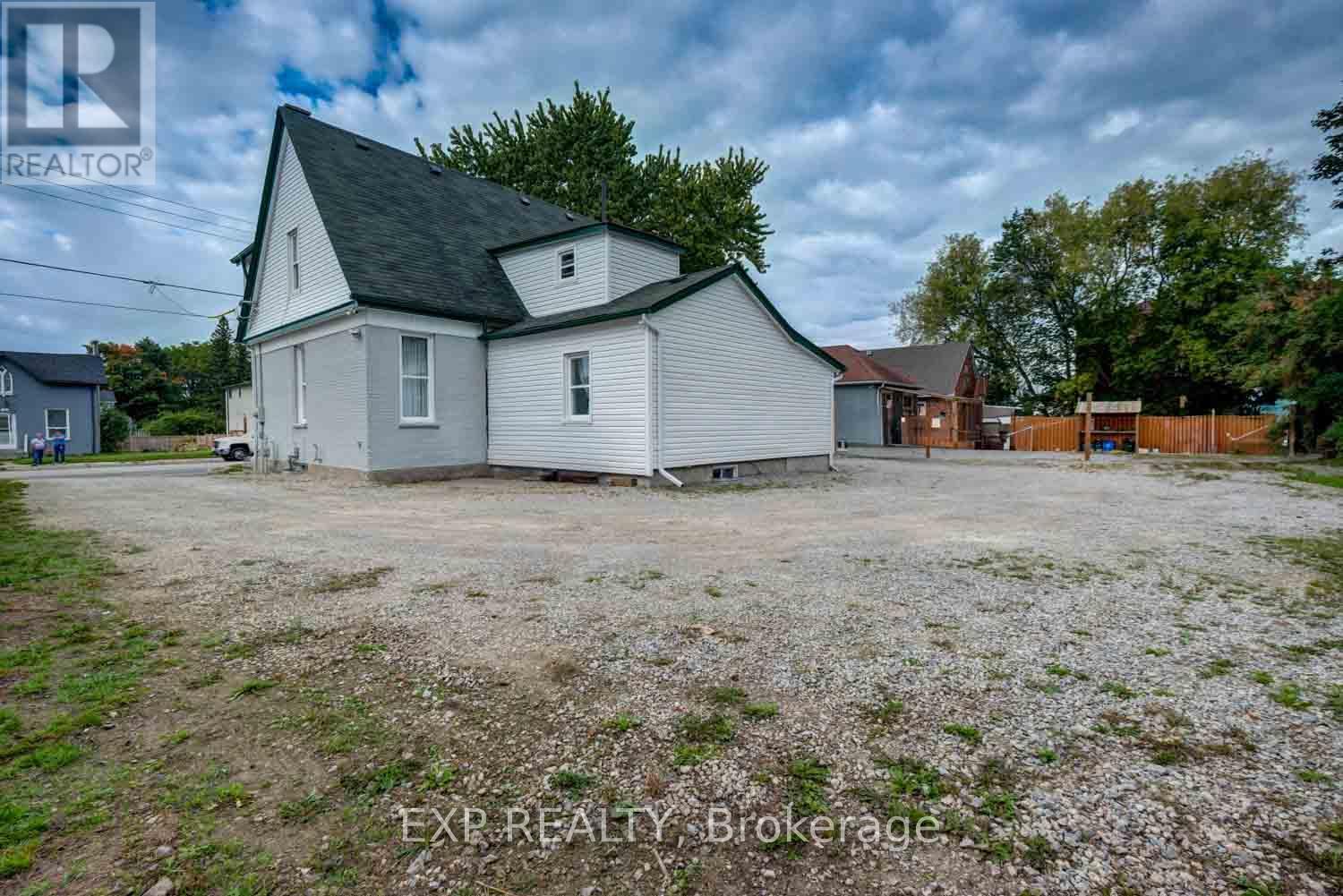 853 Simcoe Street S, Oshawa, ON