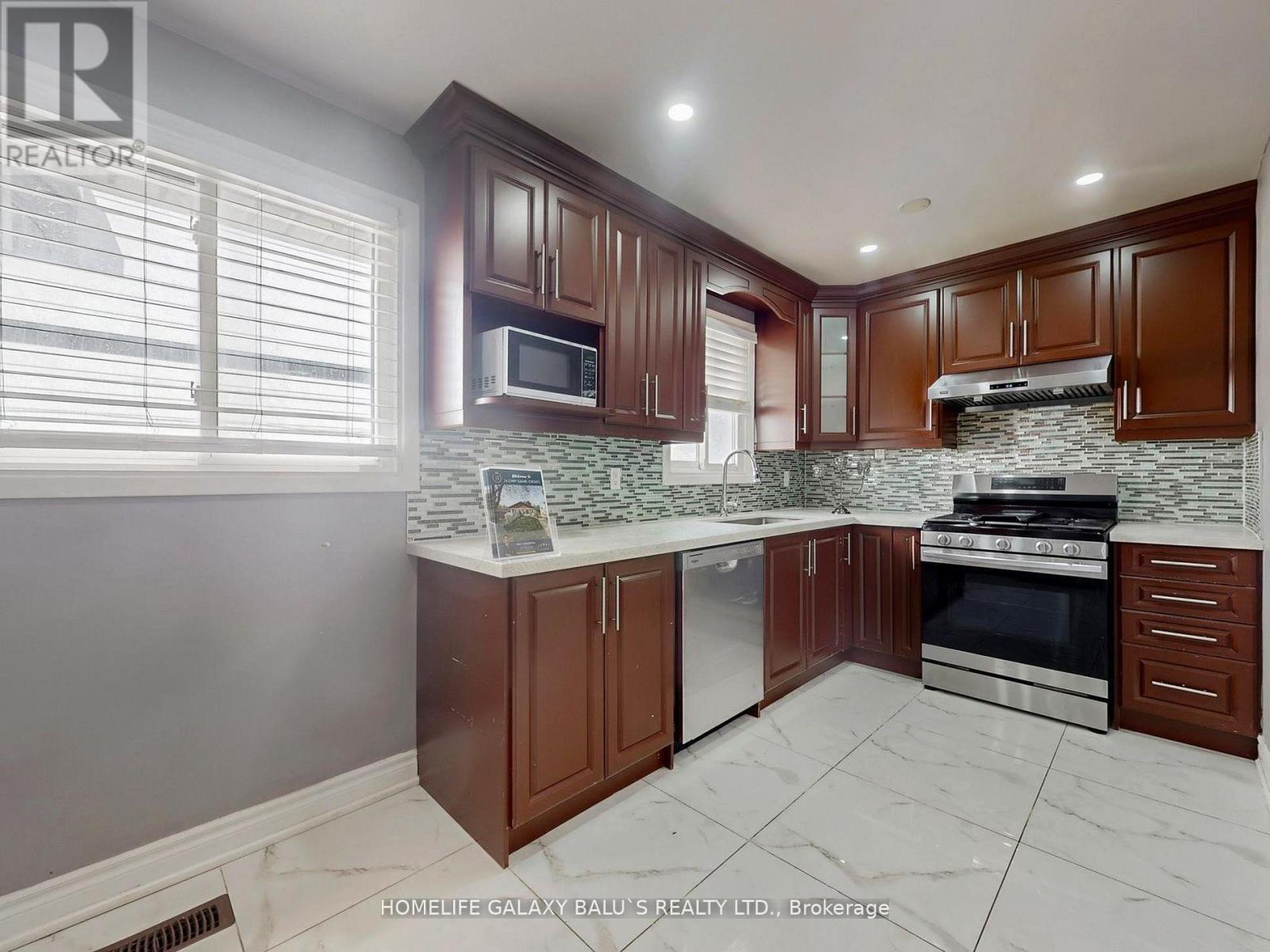 76 Lowry Square, Toronto, ON - Indoor Photo Showing Kitchen With Upgraded Kitchen