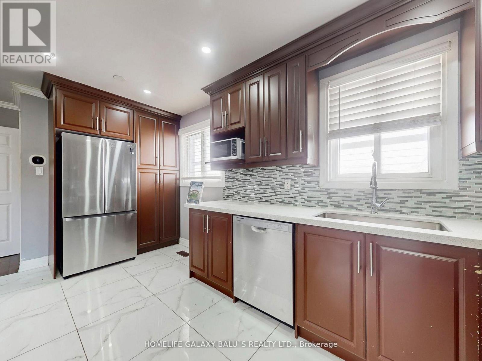 76 Lowry Square, Toronto, ON - Indoor Photo Showing Kitchen With Upgraded Kitchen