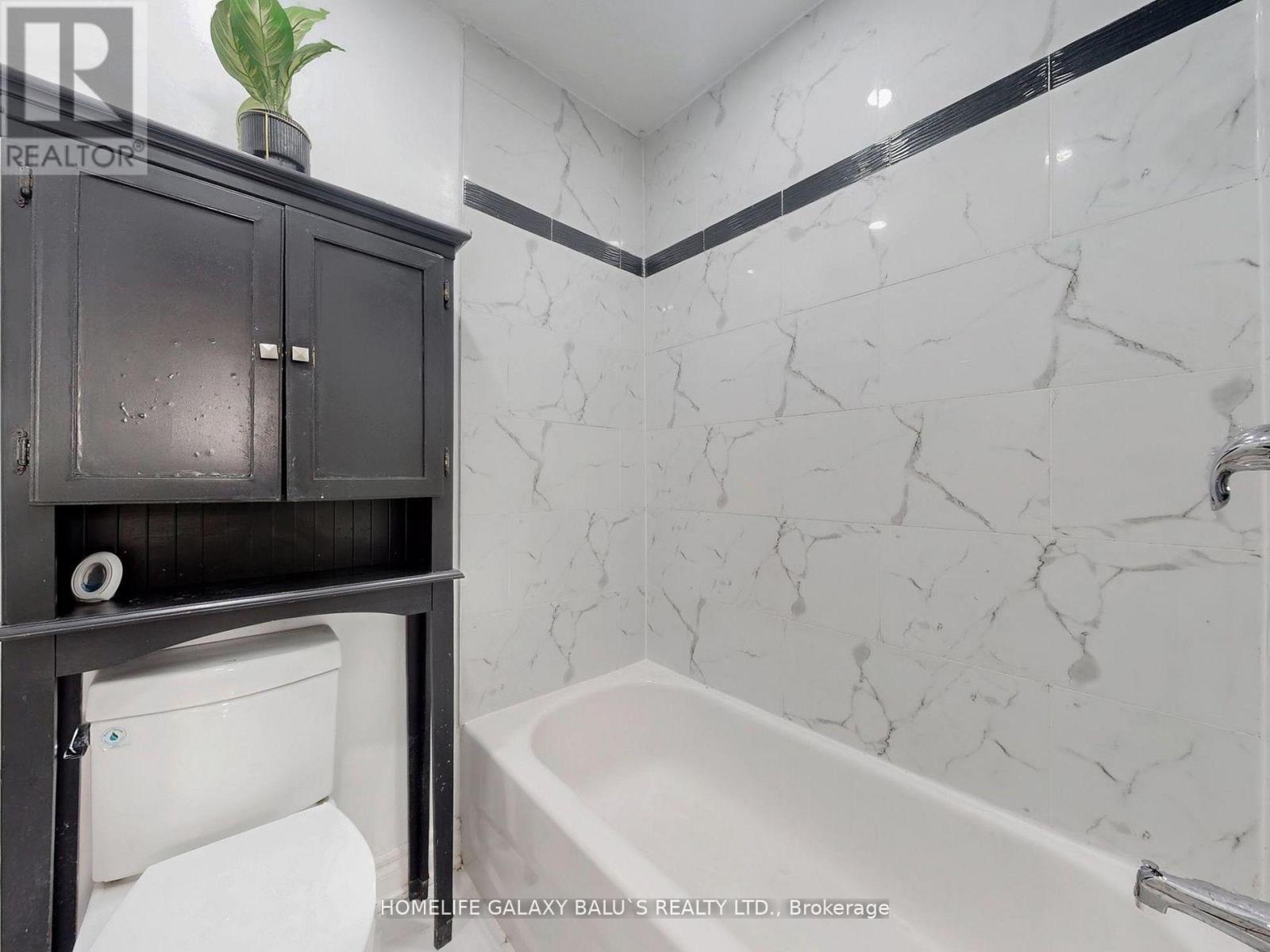76 Lowry Square, Toronto, ON - Indoor Photo Showing Bathroom