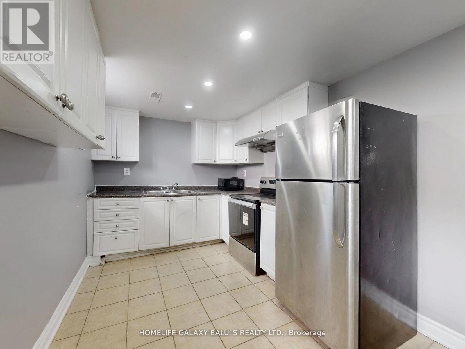 76 Lowry Square, Toronto, ON - Indoor Photo Showing Kitchen