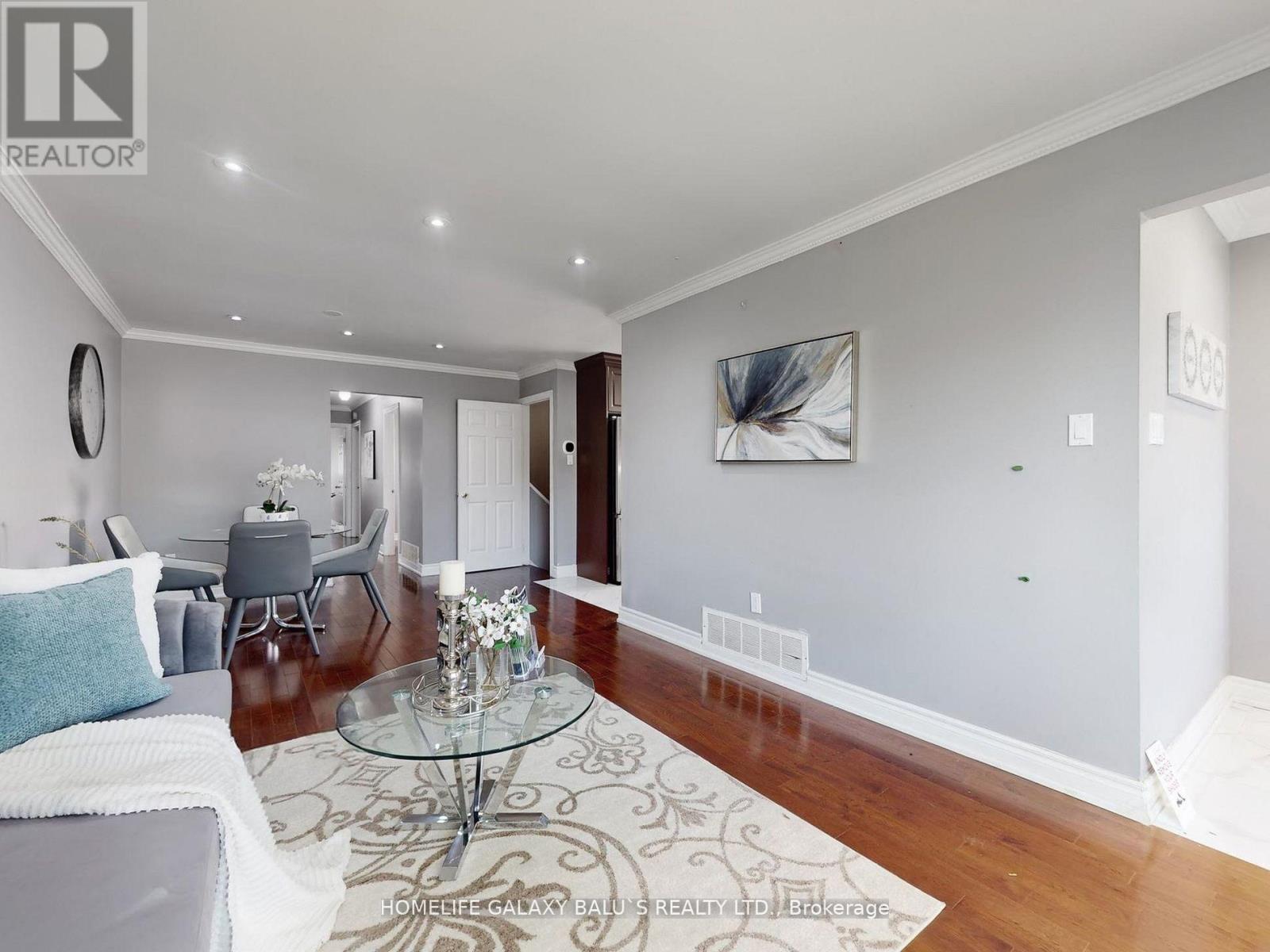 76 Lowry Square, Toronto, ON - Indoor Photo Showing Living Room
