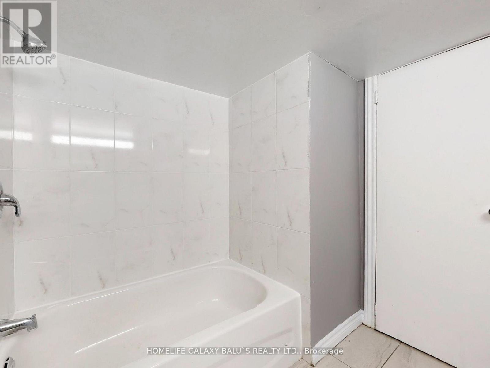 76 Lowry Square, Toronto, ON - Indoor Photo Showing Bathroom