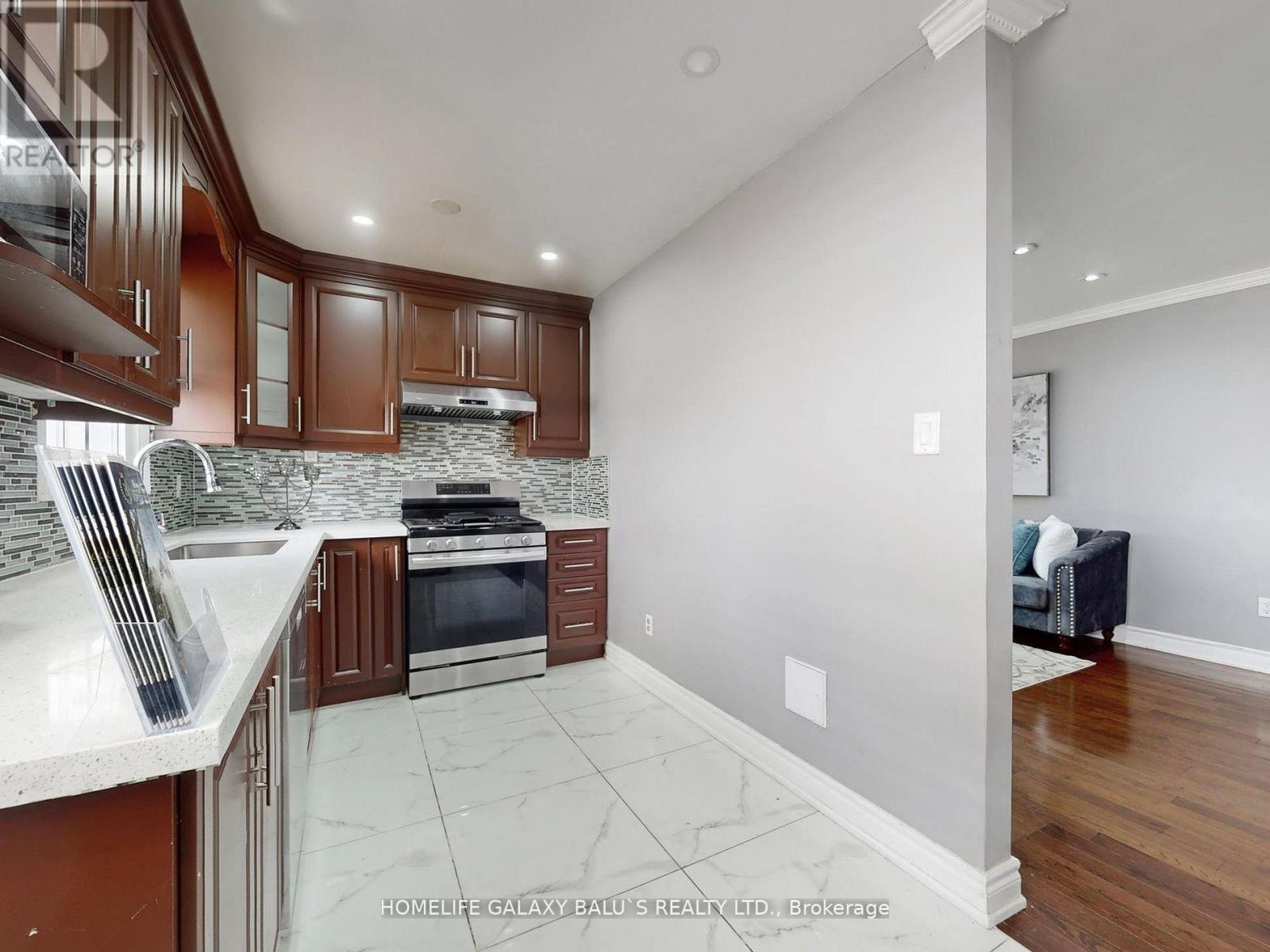 76 Lowry Square, Toronto, ON - Indoor Photo Showing Kitchen With Upgraded Kitchen