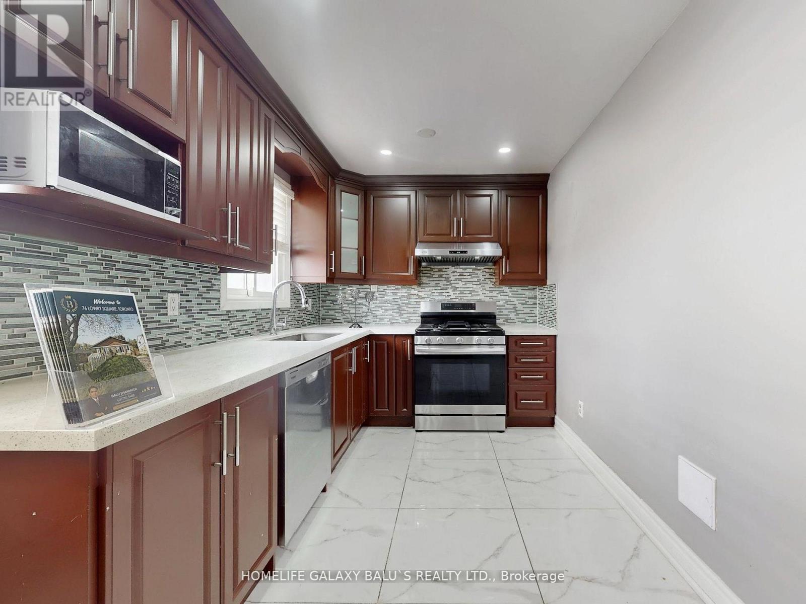 76 Lowry Square, Toronto, ON - Indoor Photo Showing Kitchen With Upgraded Kitchen