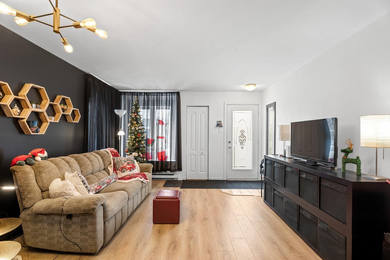 Living room - 158 - 162 Rue Des Peupliers, Blainville, QC - Indoor Photo Showing Living Room