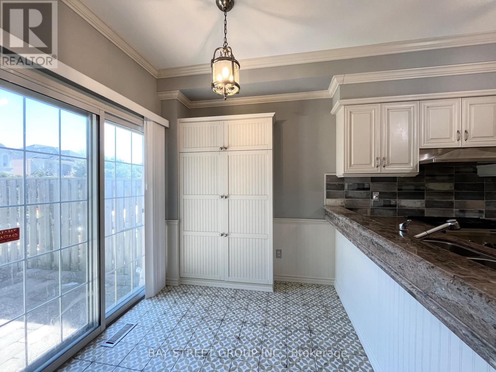 43 - 180 Blue Willow Drive, Vaughan, ON - Indoor Photo Showing Kitchen