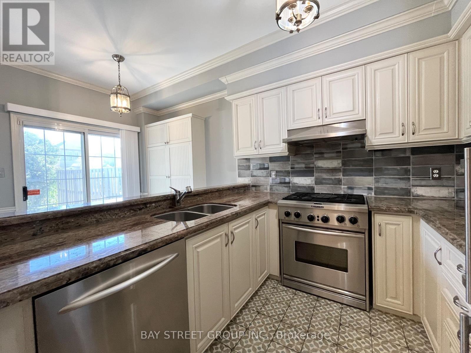 43 - 180 Blue Willow Drive, Vaughan, ON - Indoor Photo Showing Kitchen With Double Sink