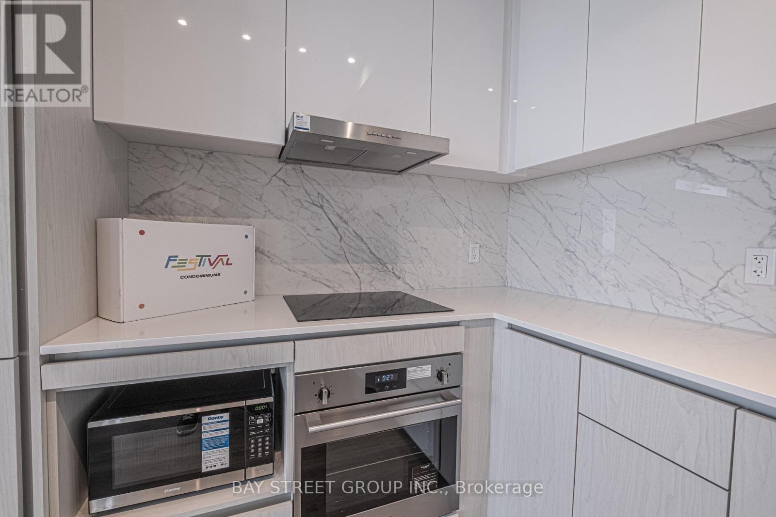 4105 - 28 Interchange Way, Vaughan, ON - Indoor Photo Showing Kitchen