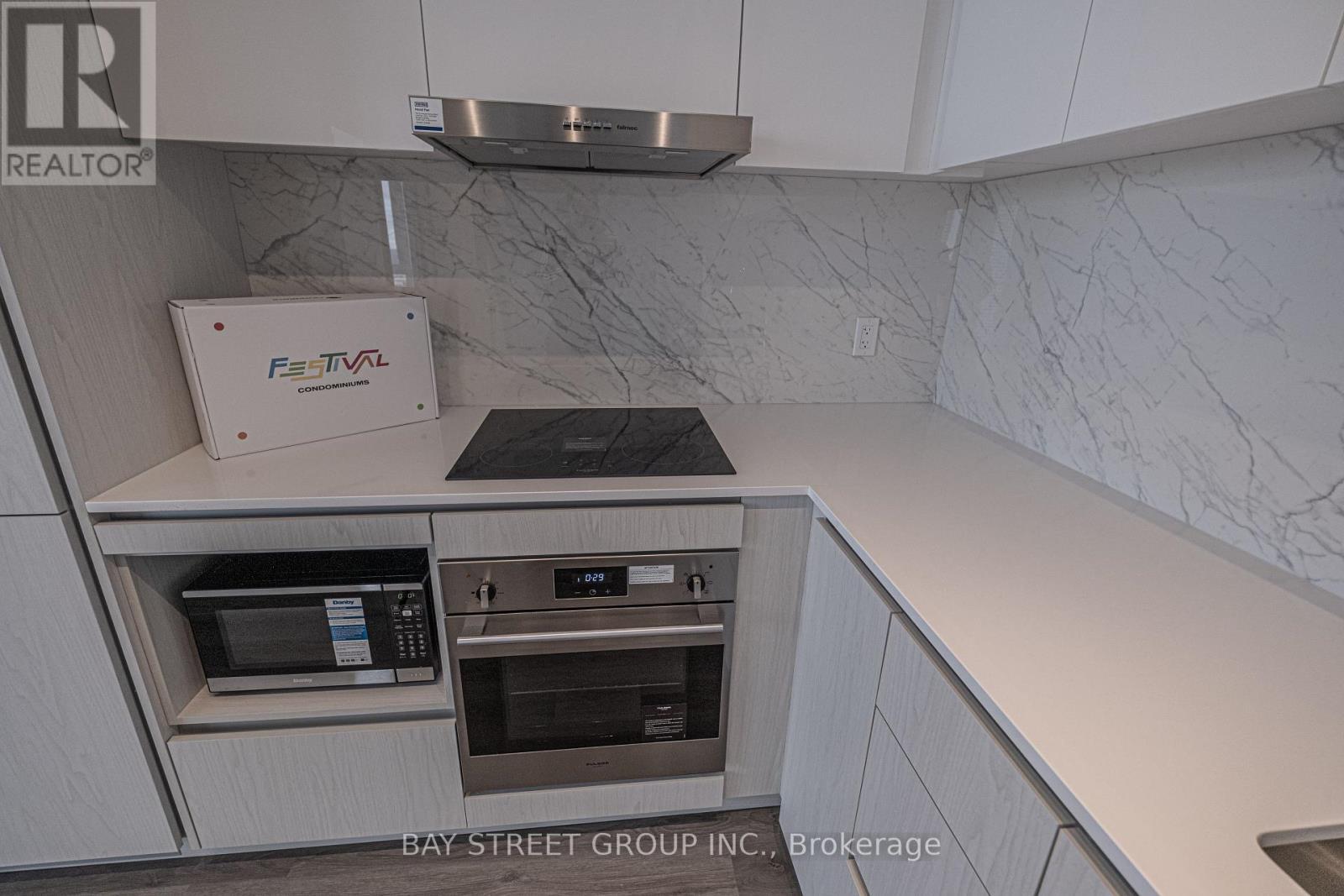 4105 - 28 Interchange Way, Vaughan, ON - Indoor Photo Showing Kitchen