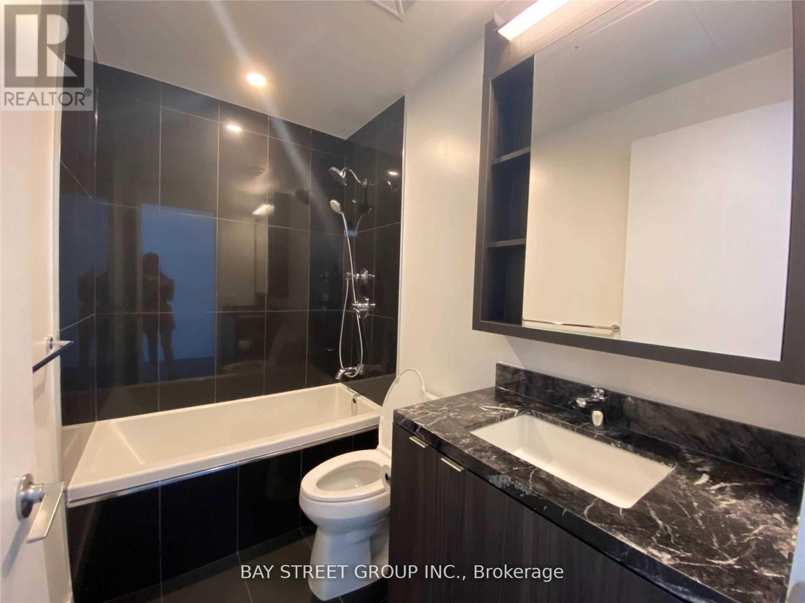 4801 - 125 Blue Jays Way, Toronto, ON - Indoor Photo Showing Bathroom