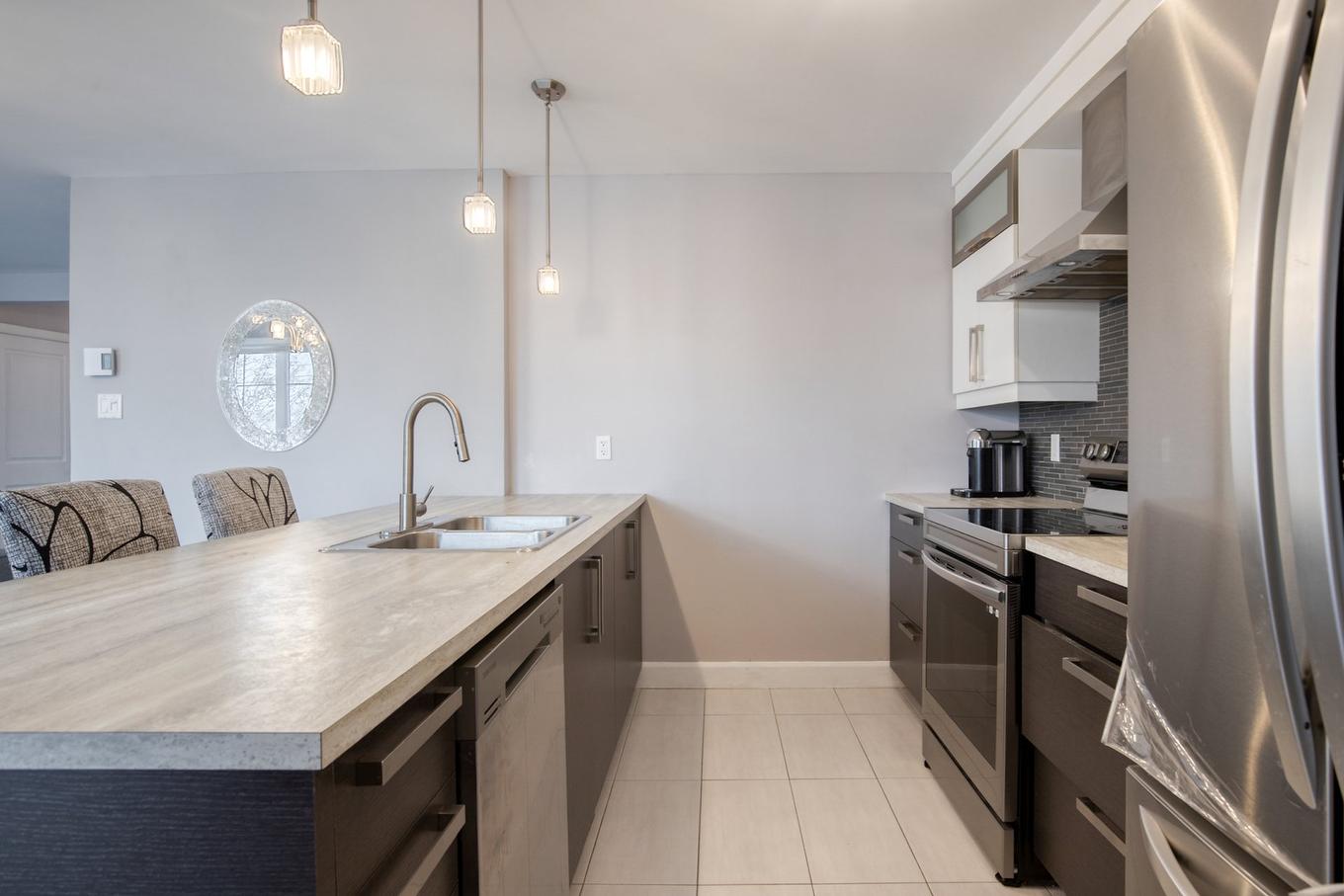 Cuisine - 17402 Av. De La Concorde S., Saint-Hyacinthe, QC - Indoor Photo Showing Kitchen With Double Sink With Upgraded Kitchen