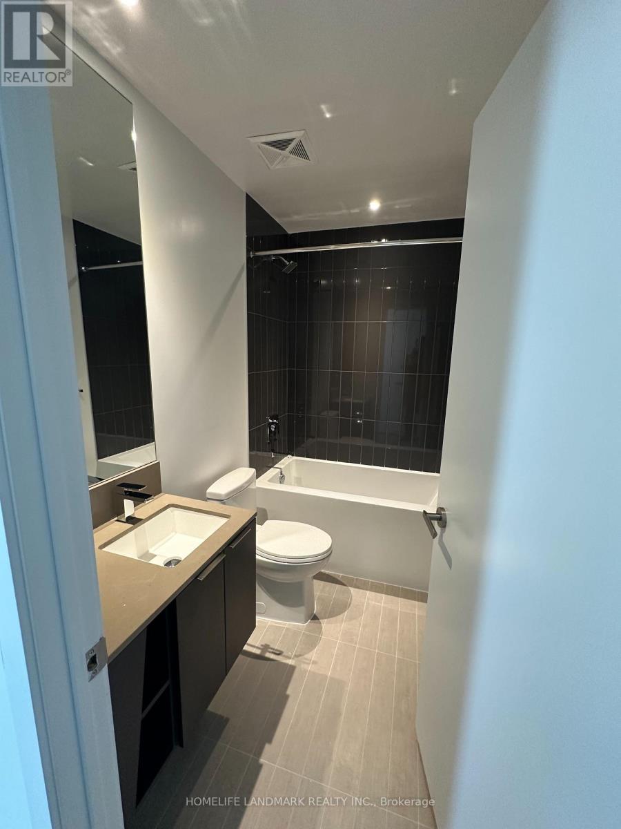 5409 - 3900 Confederation Parkway, Mississauga, ON - Indoor Photo Showing Bathroom