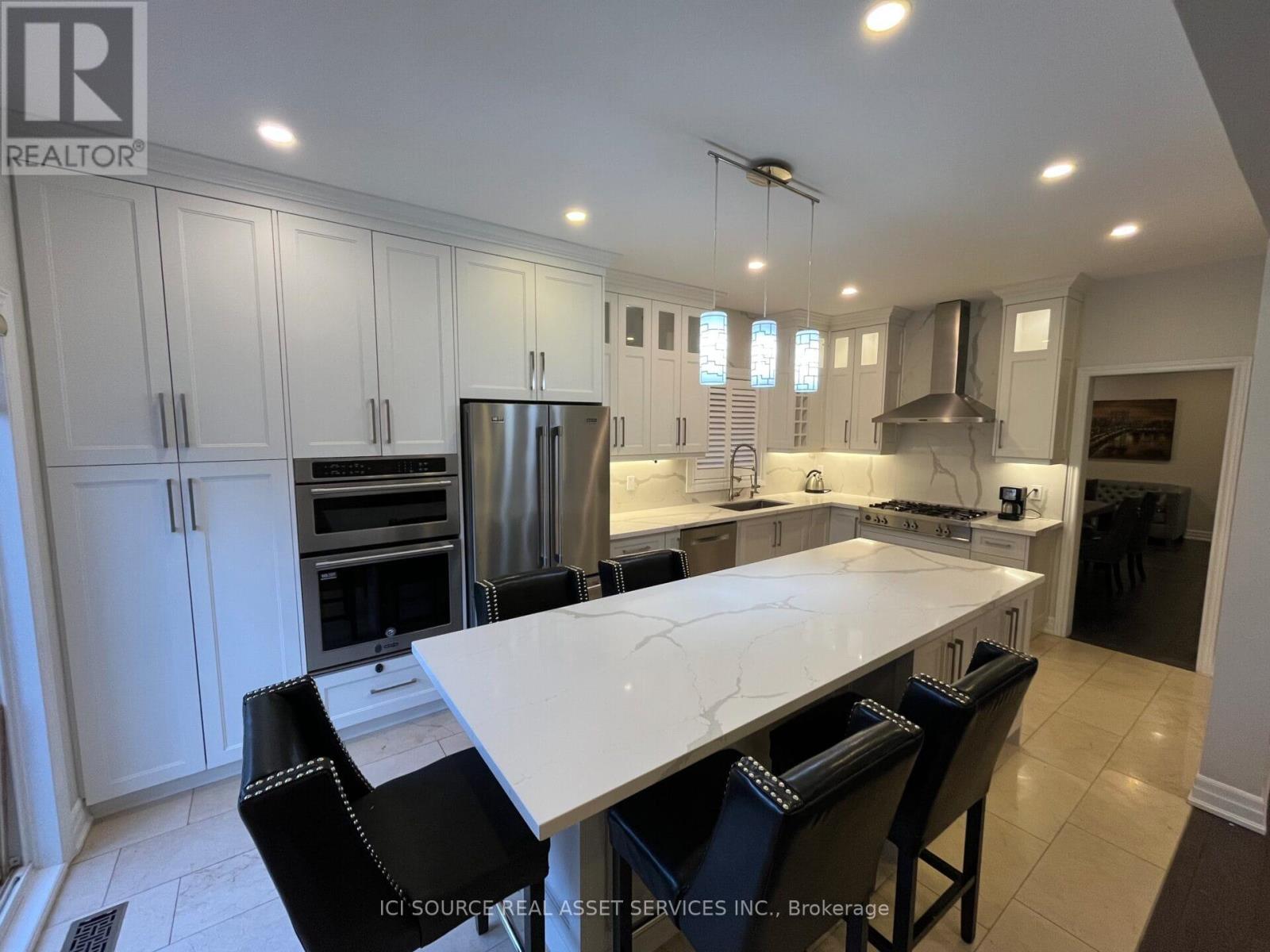Upper - 419 Seneca Court, Newmarket, ON - Indoor Photo Showing Kitchen With Upgraded Kitchen