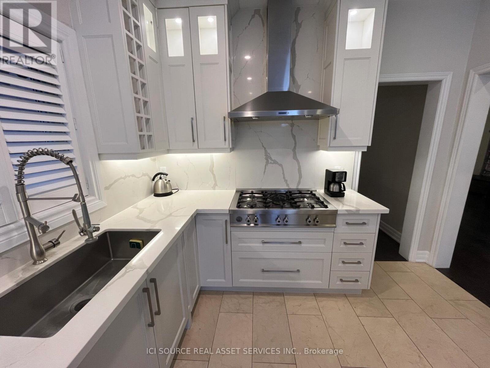 Upper - 419 Seneca Court, Newmarket, ON - Indoor Photo Showing Kitchen With Upgraded Kitchen