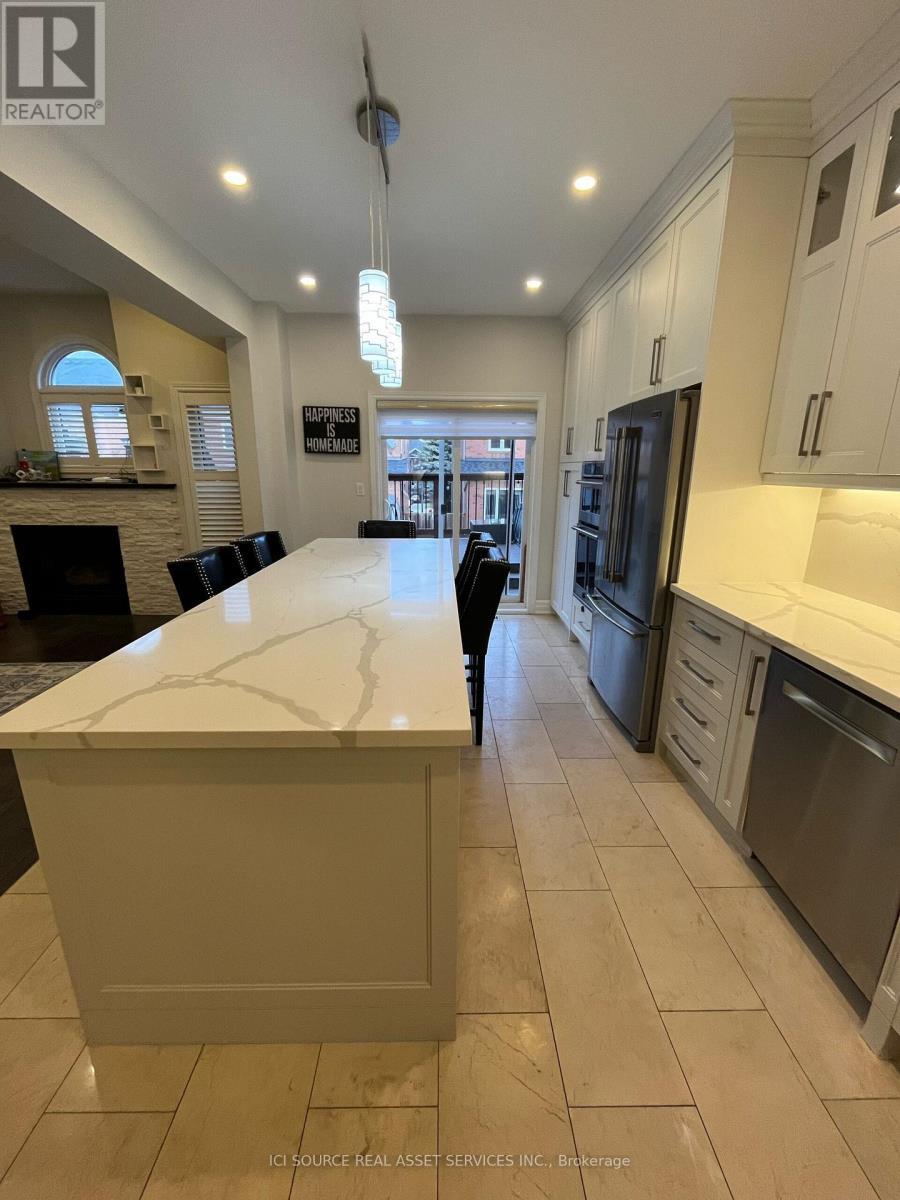 Upper - 419 Seneca Court, Newmarket, ON - Indoor Photo Showing Kitchen