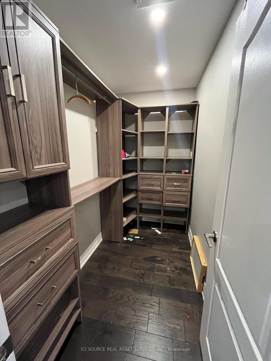 Upper - 419 Seneca Court, Newmarket, ON - Indoor With Storage