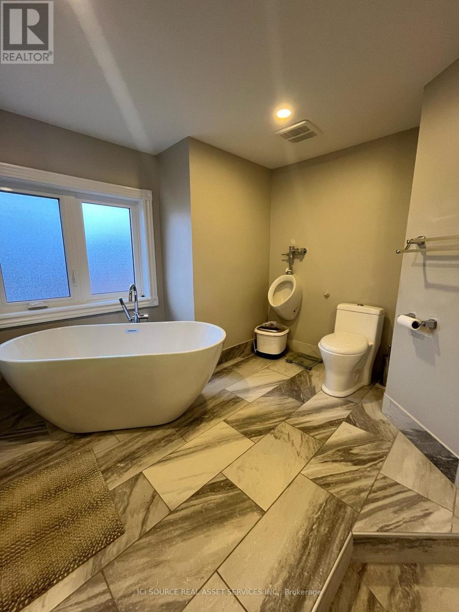 Upper - 419 Seneca Court, Newmarket, ON - Indoor Photo Showing Bathroom