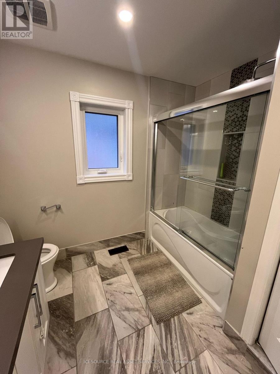 Upper - 419 Seneca Court, Newmarket, ON - Indoor Photo Showing Bathroom