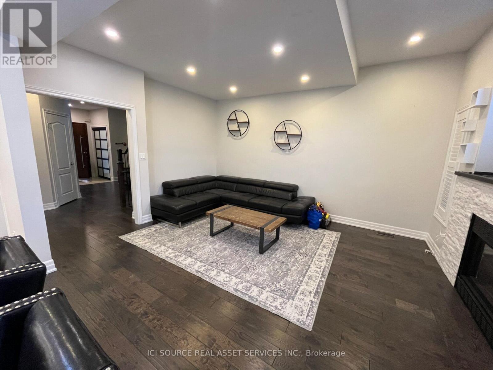 Upper - 419 Seneca Court, Newmarket, ON - Indoor With Fireplace