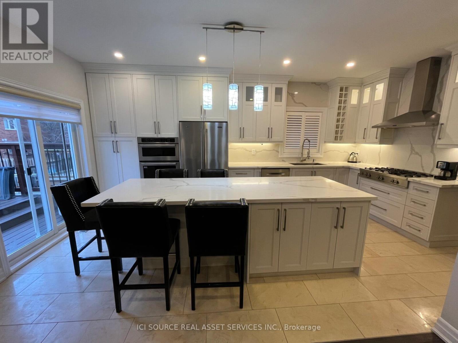 Upper - 419 Seneca Court, Newmarket, ON - Indoor Photo Showing Kitchen With Upgraded Kitchen