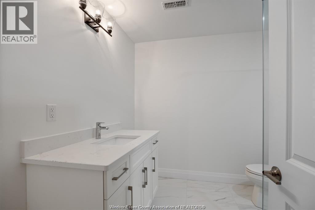 510 Veneto Street, Lakeshore, ON - Indoor Photo Showing Bathroom