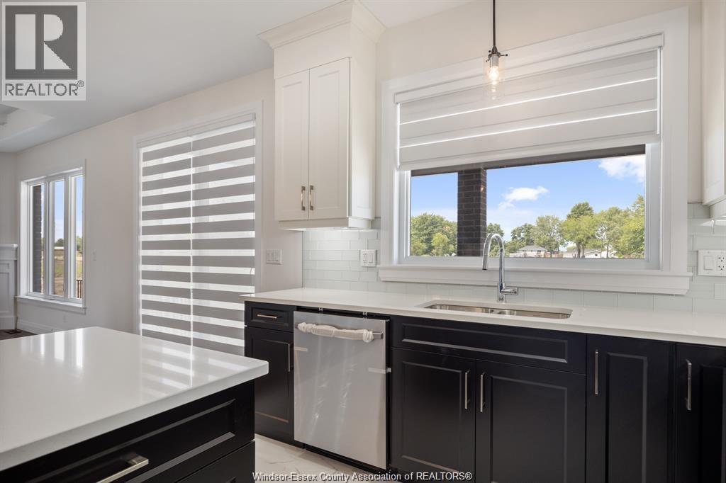 510 Veneto Street, Lakeshore, ON - Indoor Photo Showing Kitchen With Double Sink