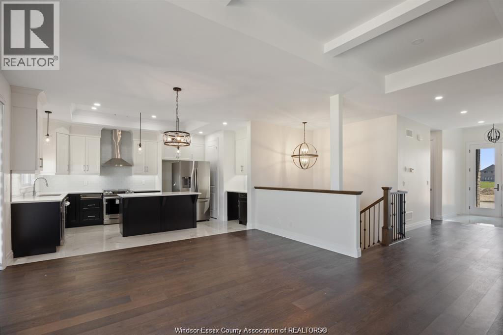 510 Veneto Street, Lakeshore, ON - Indoor Photo Showing Kitchen With Upgraded Kitchen