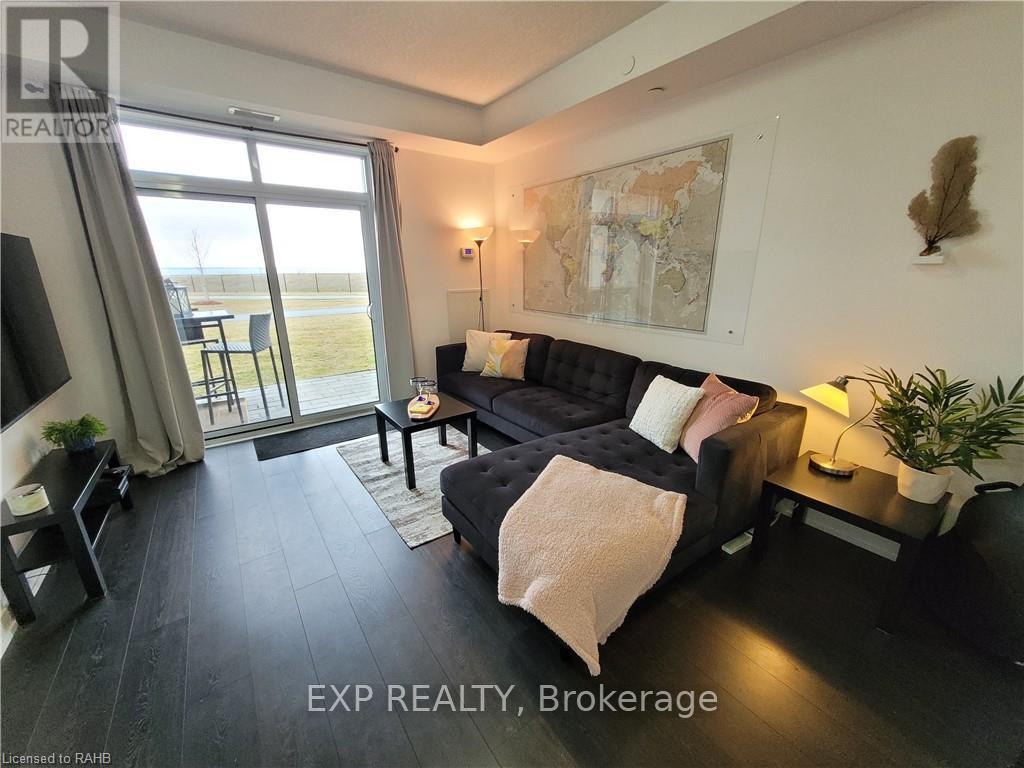 106 - 101 Shoreview Place, Hamilton, ON - Indoor Photo Showing Living Room