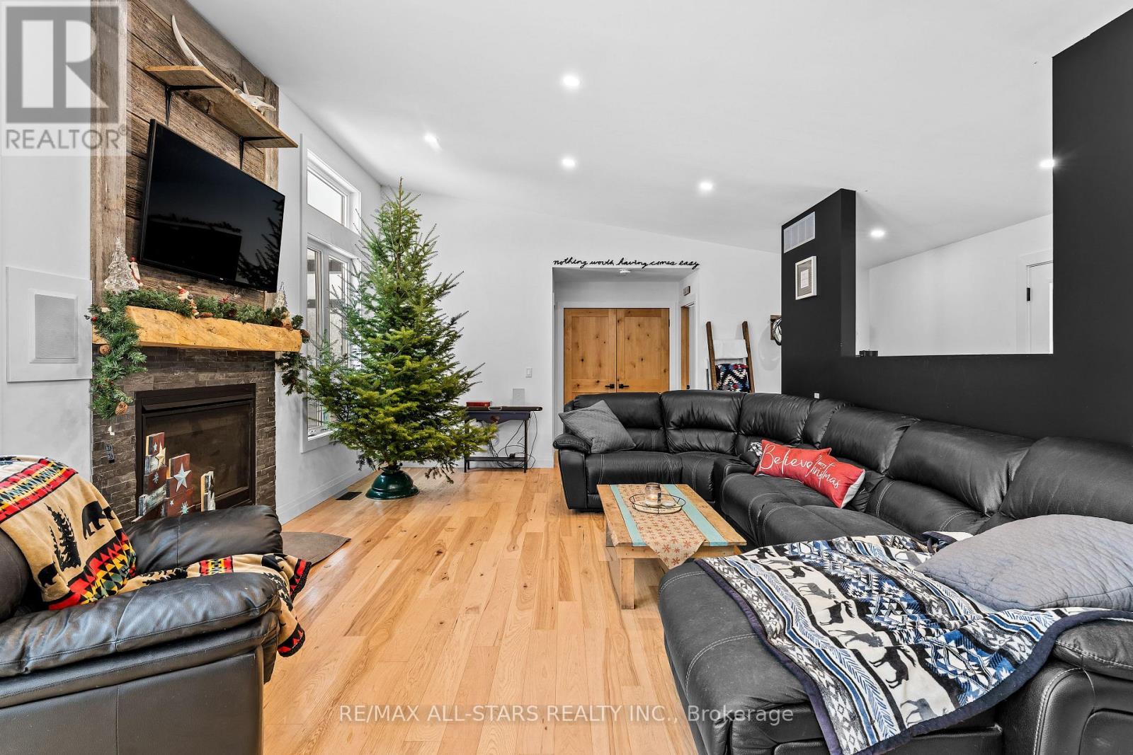 1062 Northline Road, Kawartha Lakes (Fenelon Falls), ON - Indoor Photo Showing Living Room With Fireplace