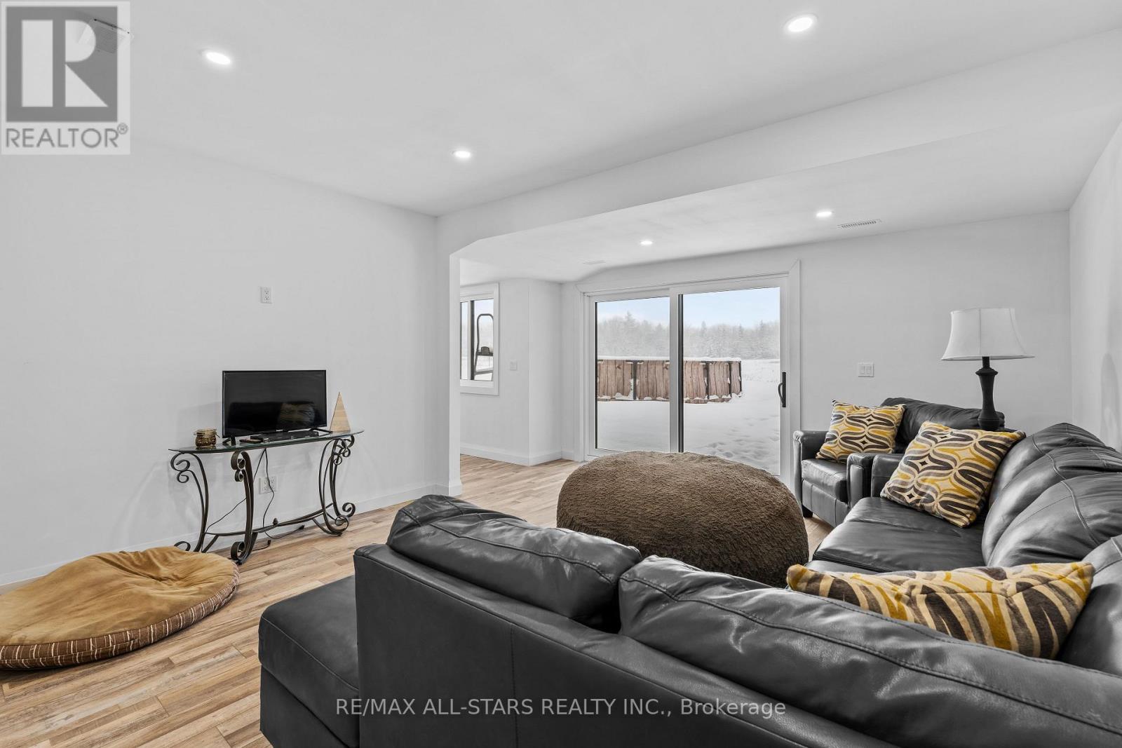 1062 Northline Road, Kawartha Lakes (Fenelon Falls), ON - Indoor Photo Showing Living Room