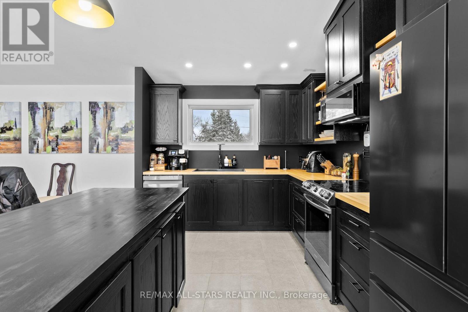 1062 Northline Road, Kawartha Lakes (Fenelon Falls), ON - Indoor Photo Showing Kitchen With Upgraded Kitchen
