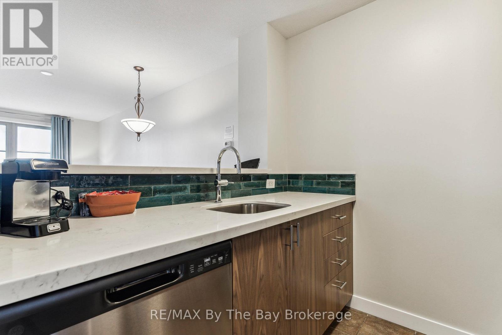 317 - 170 Jozo Weider Boulevard, Blue Mountains, ON - Indoor Photo Showing Kitchen