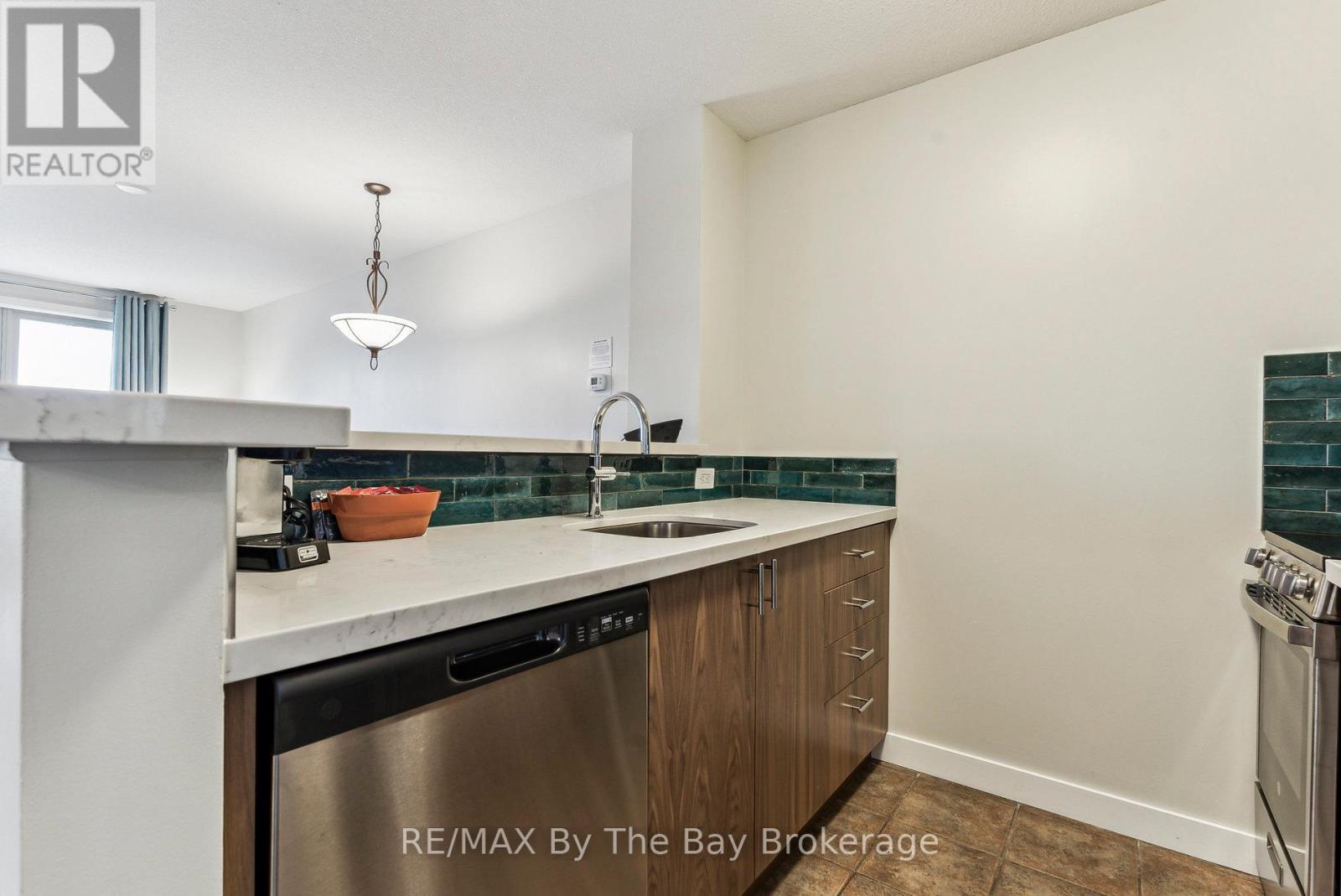 317 - 170 Jozo Weider Boulevard, Blue Mountains, ON - Indoor Photo Showing Kitchen
