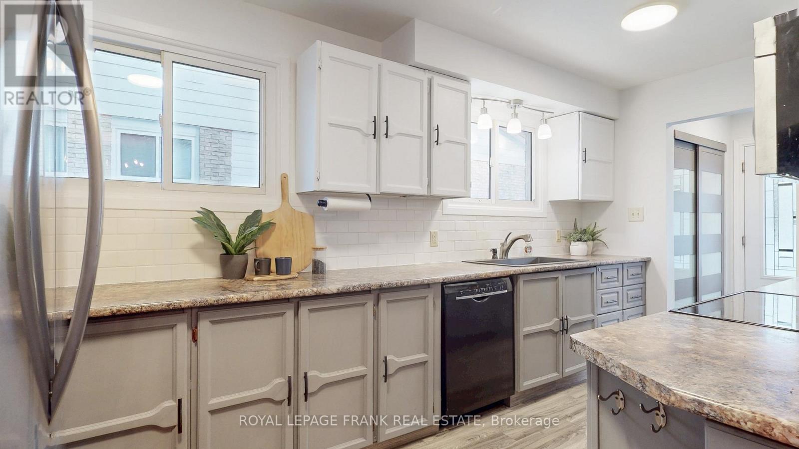 Loads of Counterspace and Storage! - 732 Annapolis Avenue, Oshawa (Mclaughlin), ON - Indoor Photo Showing Kitchen